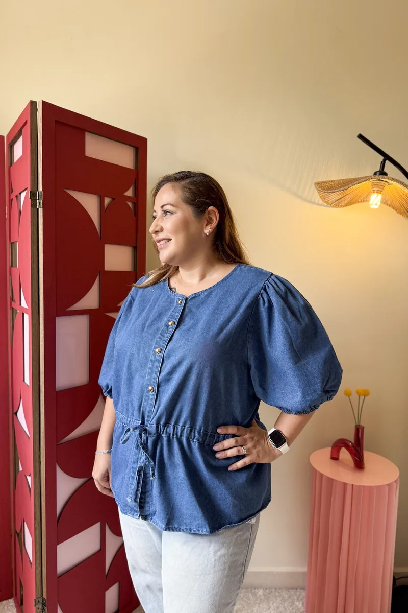 Blusa Chambray en mezclilla suave con mangas globo y cintura ajustable plus size, tallas 2XL–4XL — BOLEM El Salvador