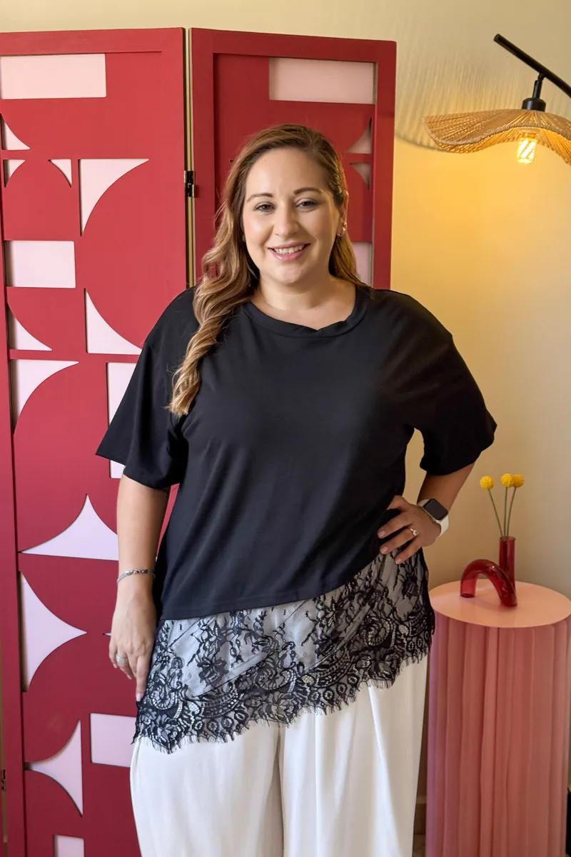 Blusa con Encaje negra con ruedo de encaje floral plus size, tallas XL–2XL — BOLEM El Salvador