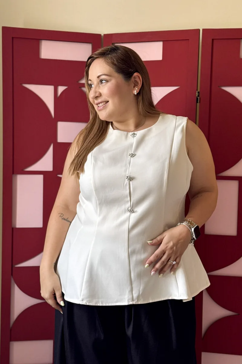 Blusa Peplum con Broches en marfil sin mangas con broches plateados plus size, tallas XL–3XL — BOLEM El Salvador