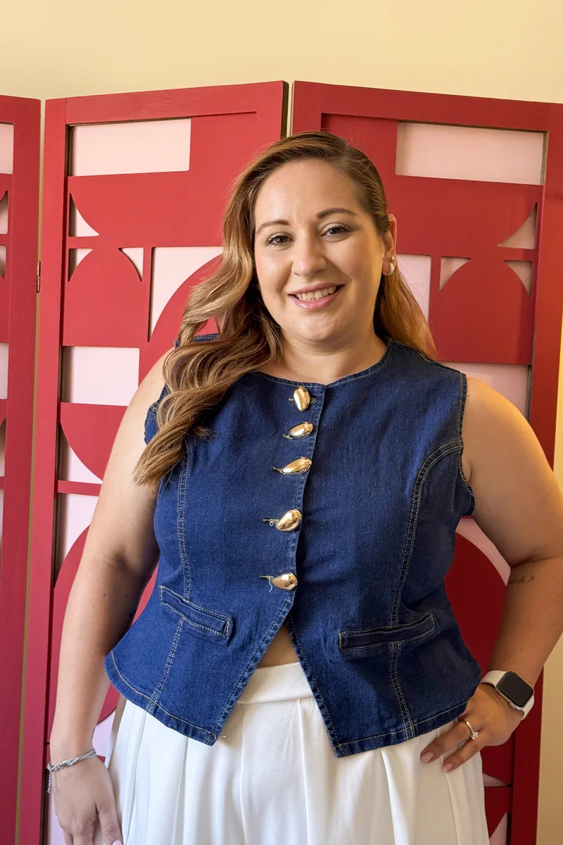 Chaleco Denim en mezclilla con botones dorados plus size, tallas L–2XL — BOLEM El Salvador
