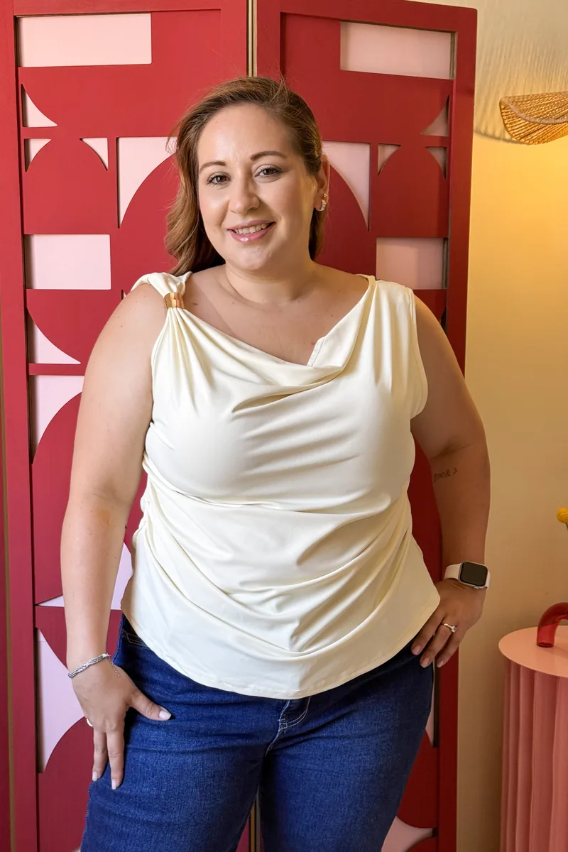Top Drapeado en marfil con escote drapeado asimétrico plus size, tallas 1XL–2XL — BOLEM El Salvador